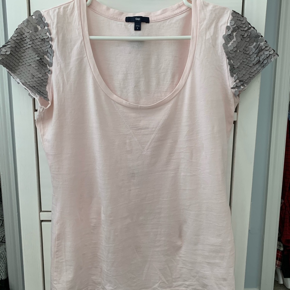 Gap light pink shirt with shoulder details!